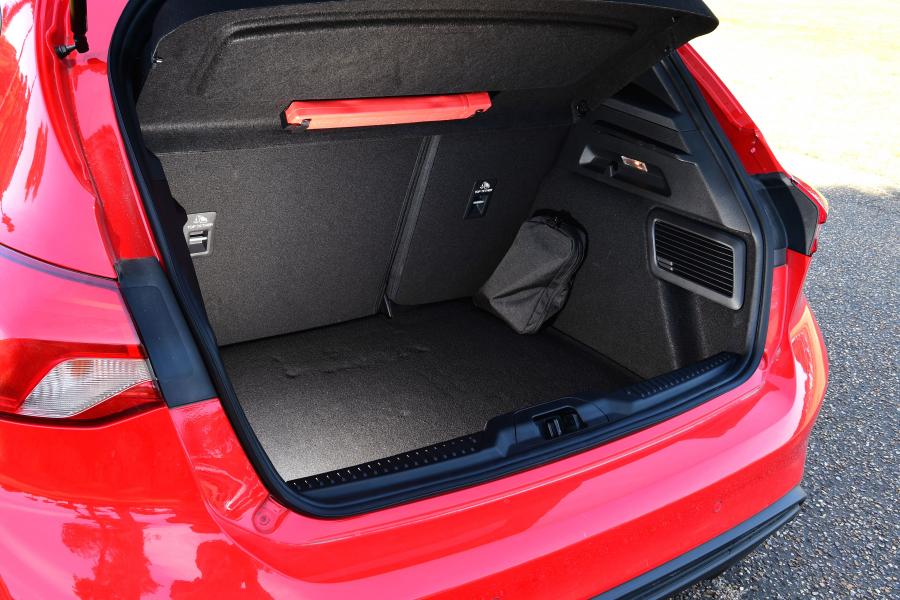 Багажник Ford Focus ST-Line 2018 года  (UK) (фото 38 из 42)